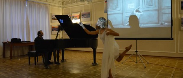 Американские актеры выступили в РЦНК в Праге с музыкальным спектаклем «Кровь поэта»