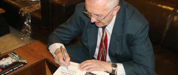 Těsně před Dnem vítězství proběhla prezentace knihy vzpomínek armádního generála Miroslava Vacka „Celý život v jednom šiku“