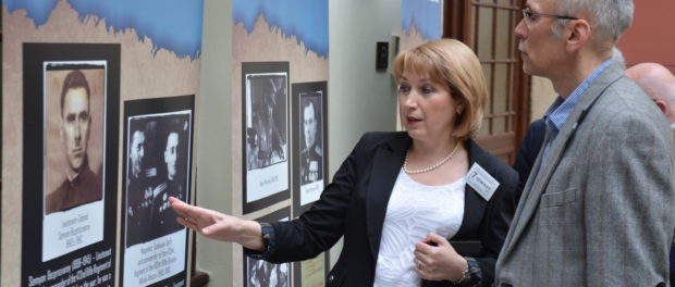 Выставка «Холокост: уничтожение, освобождение, спасение» открылась в библиотеке Парламента Чехии
