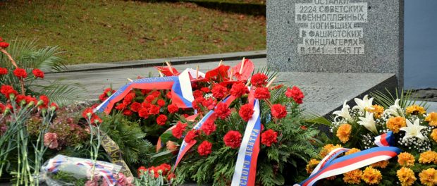 Slavnostní odhalení pamětních desek se jmény zahynulých sovětských válečných zajatců na hřbitově města Sokolov