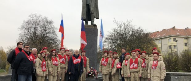Российские школьники и студенты возложили цветы к памятникам освободителей Праги