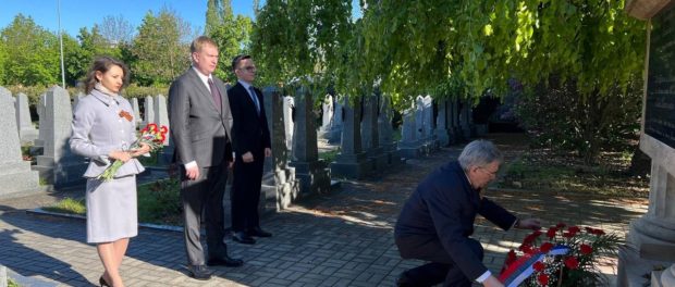 Položení květin k památníku sovětských vojáků na Olšanských hřbitovech v Praze