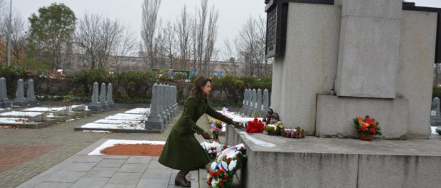 Возложение цветов к могиле неизвестного солдата