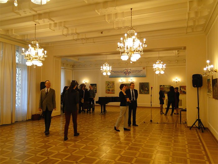 17 апреля 2014 года в Хрустальном зале Российского центра науки и культуры в Праге состоялось открытие выставки российских художников из Перми Светланы и Арсения Политовых «Ноктюрн Политовых». Мероприятие организовано представительством Россотрудничества в Чехии. Выставку открыл директор Российского центра науки и культуры в Праге Леонид Гамза, который представил художницу и приветствовал гостей мероприятия. Куратор выставки Светлана Политова рассказала о себе и своем творчестве. Представила 19 работ, написанных семей пермских художников в разное время и привезенных в Прагу. Отметила, что работы Арсения Политова можно отнести к концептуальному искусству, в то время как ее картины отличаются склонностью к авангардизму и импрессионизму, которые находят выражение в особой цветовой гармонии. Представленные на выставке картины написаны в стиле эпохи модерн конца XIX начала XX века и некоторых модных течений того времени, как например символизм. На полотнах изображены живописные пейзажи Перми, натюрморты и различные тематические сюжеты. На открытии выставки присутствовали любители живописи из числа соотечественников и чешских граждан. В ходе состоявшегося после открытия общения проживающая в Праге художница из Перми Лариса Дашкова рассказала о проведенном 24 марта с.г. в РЦНК открытии фестиваля «Пермский период-II» и пригласила Светлану Политову к участию в проведении мероприятий в рамках в Фестиваля, которые состоятся 22 апреля. Выставка пермских художников в РЦНК открыта для посетителей с 17 по 25 апреля.