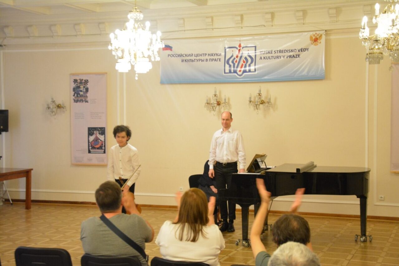 Koncert mladého českého houslisty E. Kollerta v RSVK v Praze