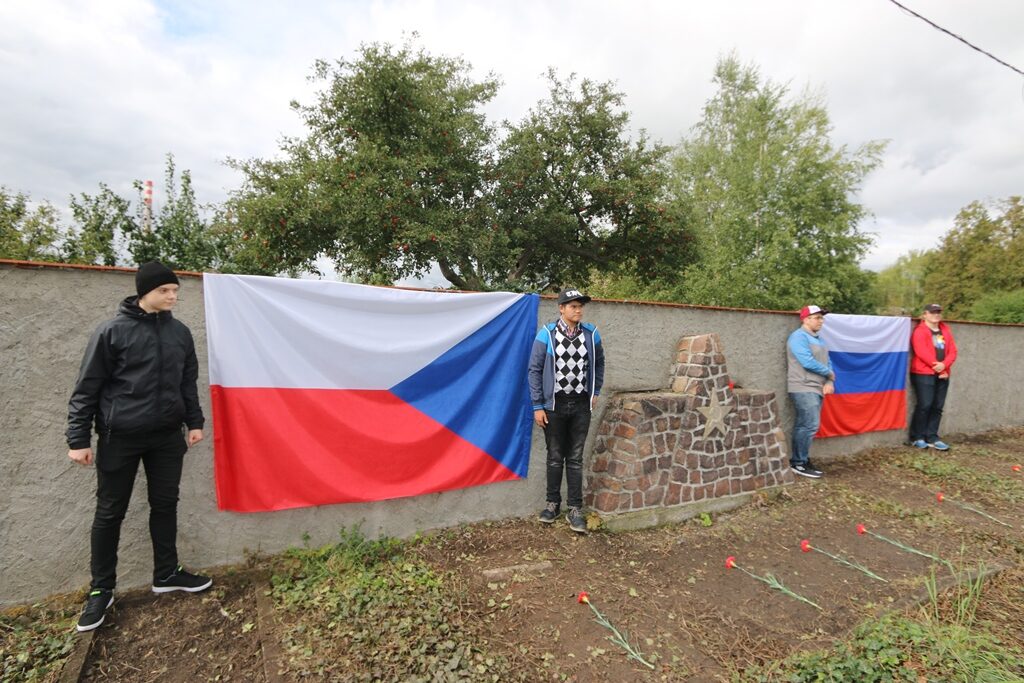 Акция памяти на захоронении 21 красноармейца на Еврейском кладбище чешского города Теплице