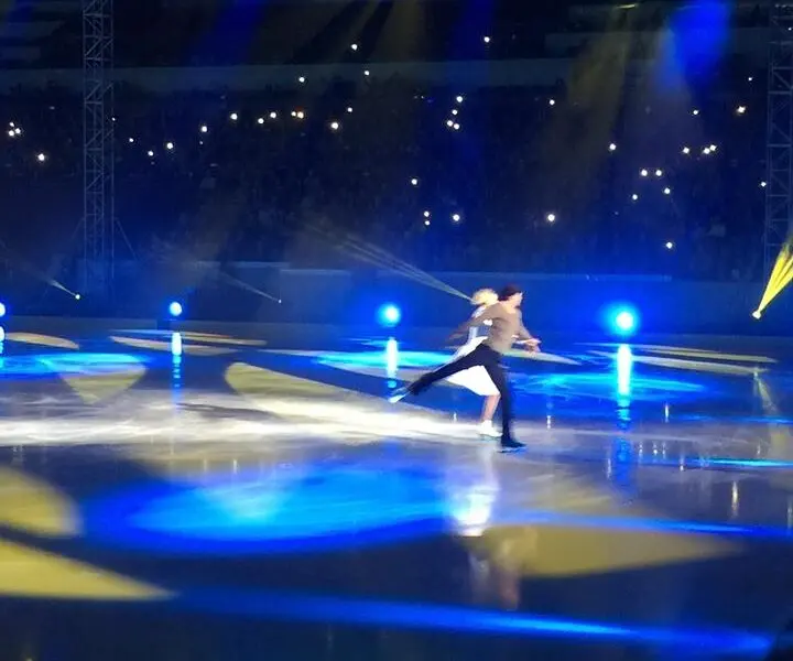 Pestrá show „Parad čempionov“ (Přehlídka mistrů) v Praze