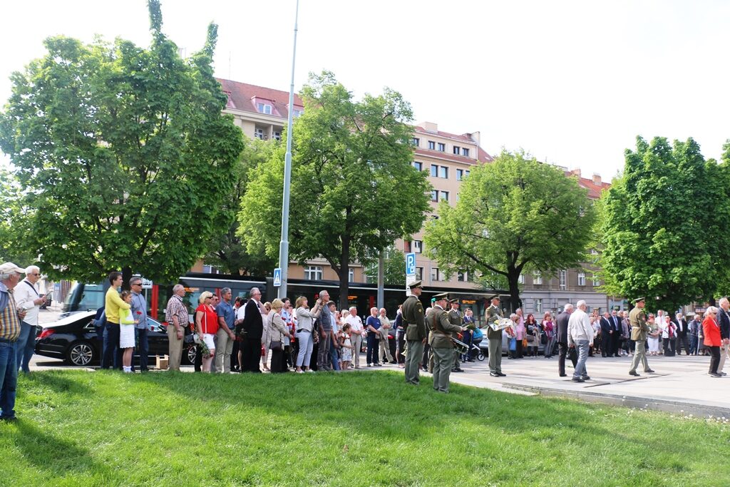 Před blížícím se Dnem vítězství Pražané uctili památku osvoboditele Prahy