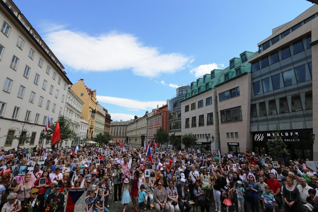 Шествие «Бессмертного полка» в Праге