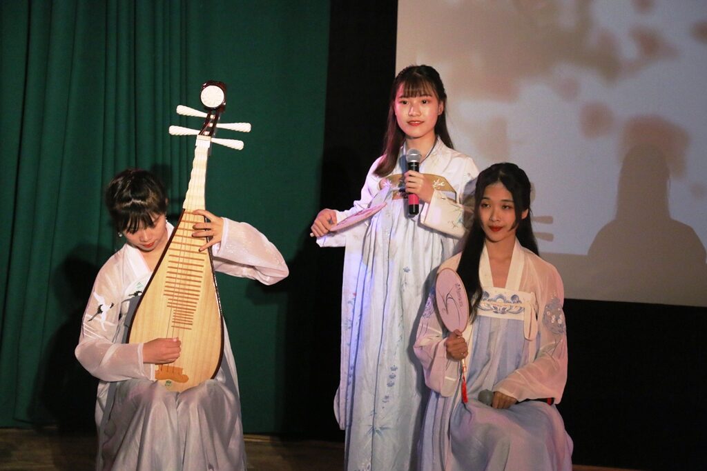 Mezinárodní mládežnický folklorní koncert v RSVK v Praze