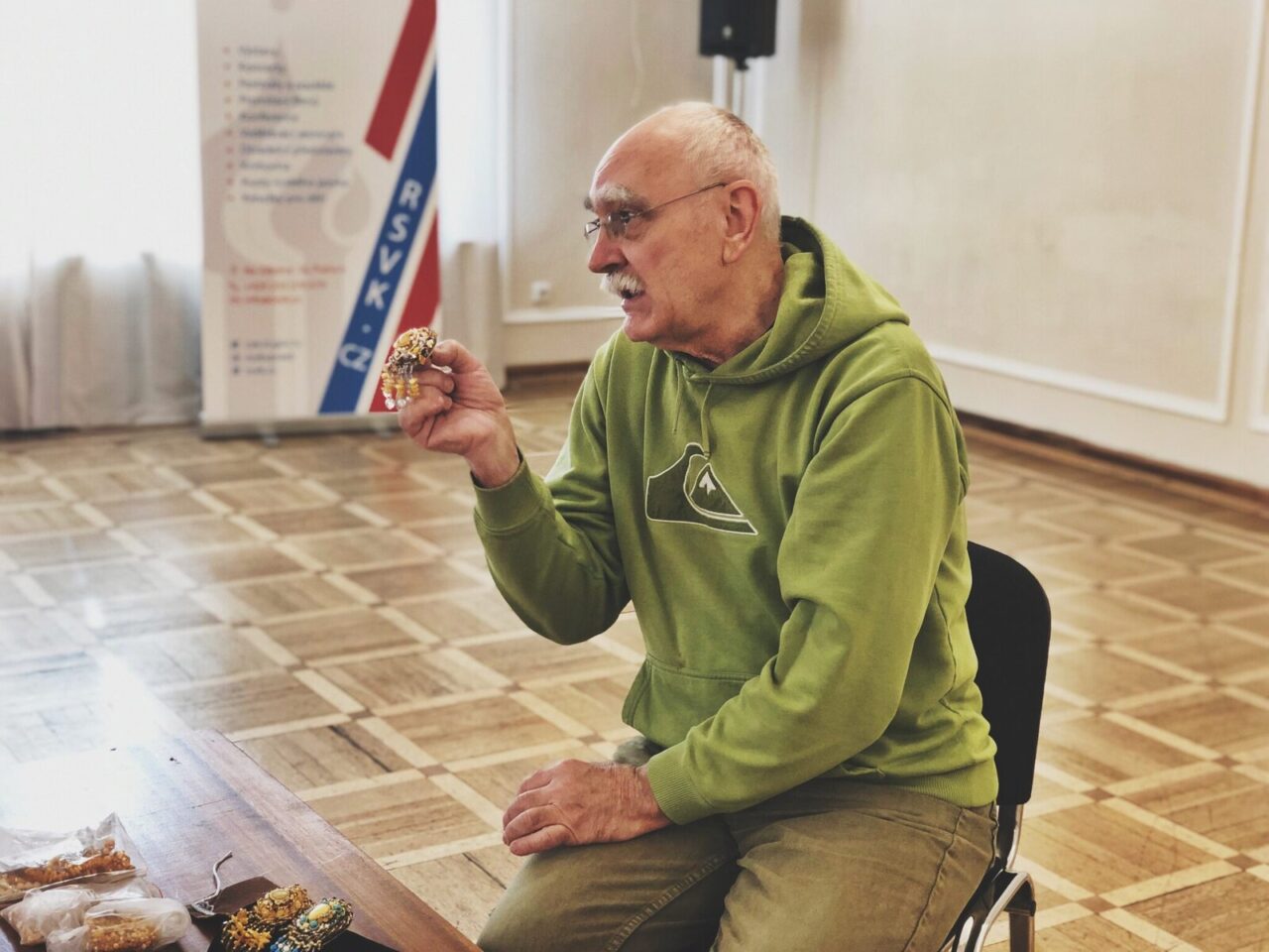 Tvůrčí dílna vyšívání kameny a korálky v ruské technice „vprikrep“ se konala v RSVK v Praze