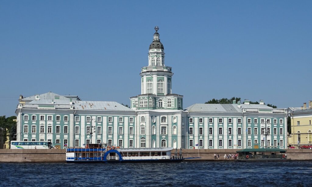 Saint_Petersburg_Kunstkamera_from_Neva