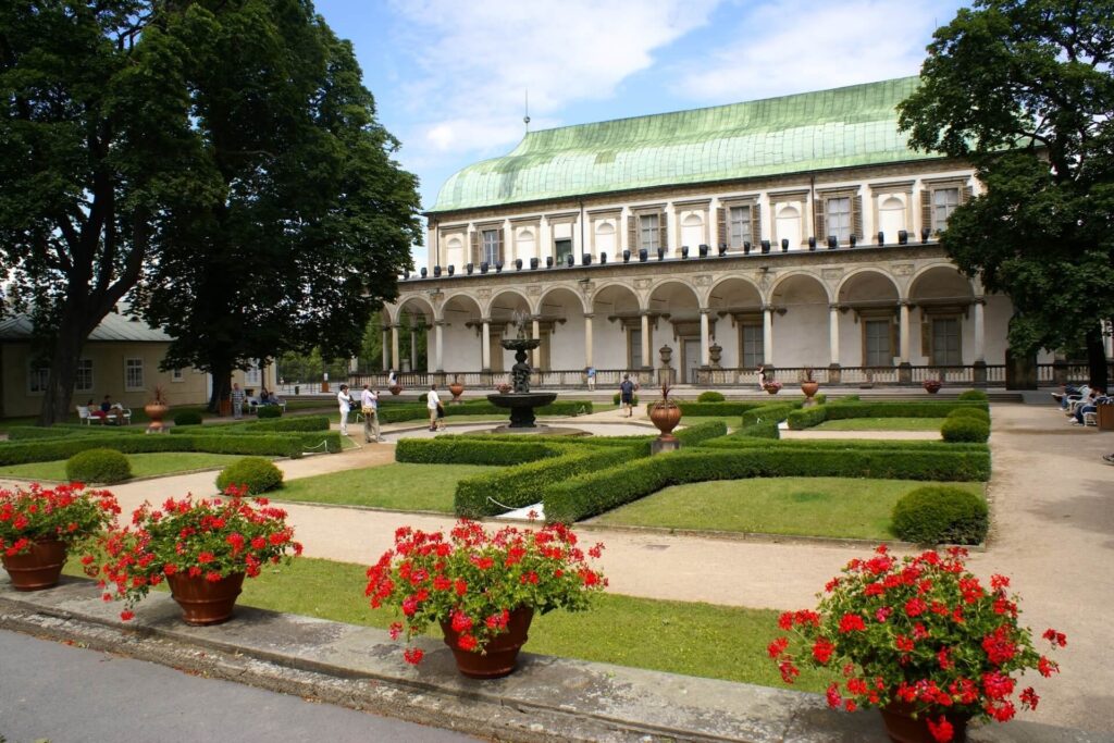 letniy-dvorez-korolevi-anni