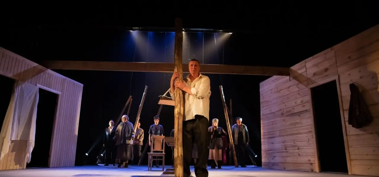 Online promítání představení „Burganův dům« projektu „Divadelní léto»