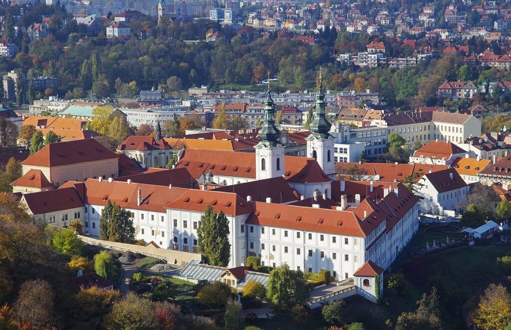 1200px-CZ-Prag-kloster-strachov-petrin