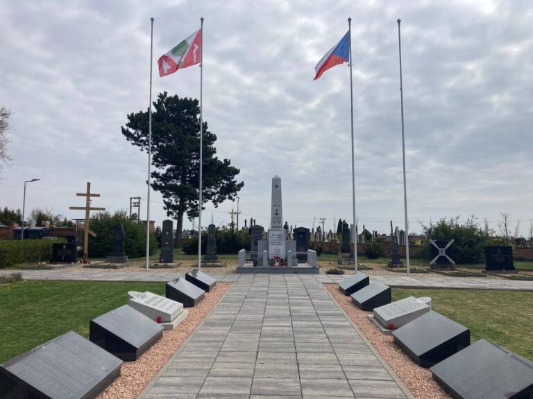 Členky motoklubu uctily památku padlých vojáků