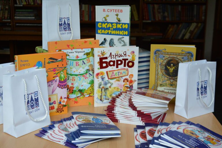 Ruský dům v Praze daroval knihy