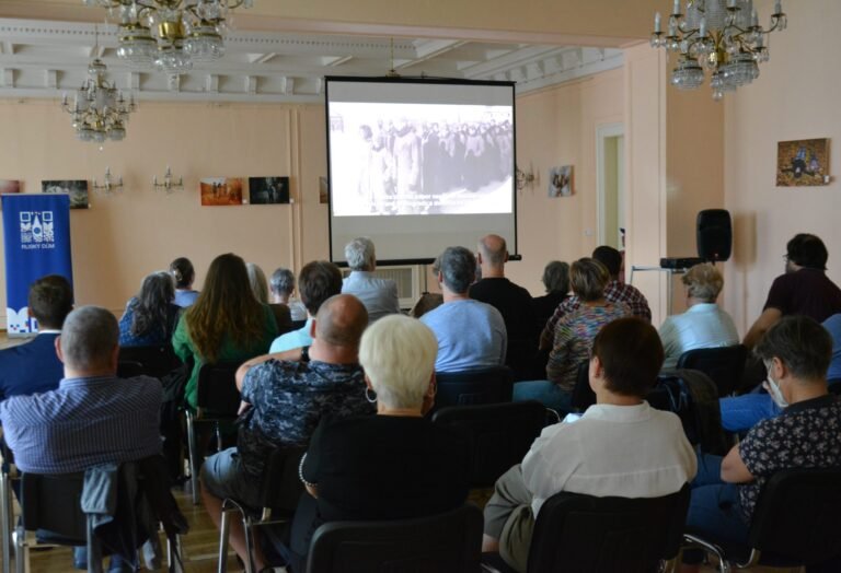 Uspořádal promítání dokumentárního filmu „Z Orla do Prahy. Divize černých nožů«