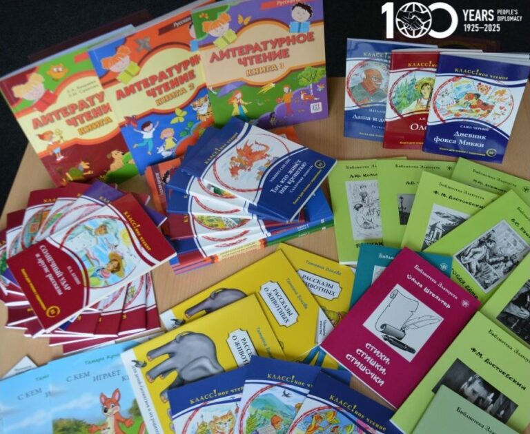 Ruský dům v Praze daroval knihy