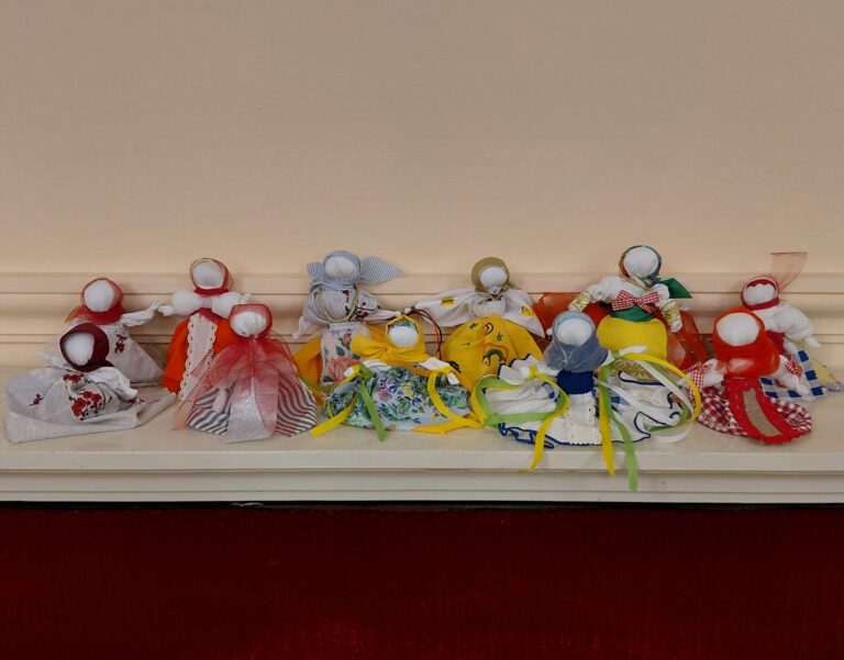 Konala se tvůrčí dílna výroby ruské panenky-amuletu „Maslenice«