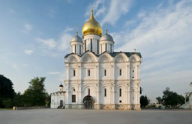 Онлайн-экскурсия по уникальному Архангельскому собору Московского Кремля