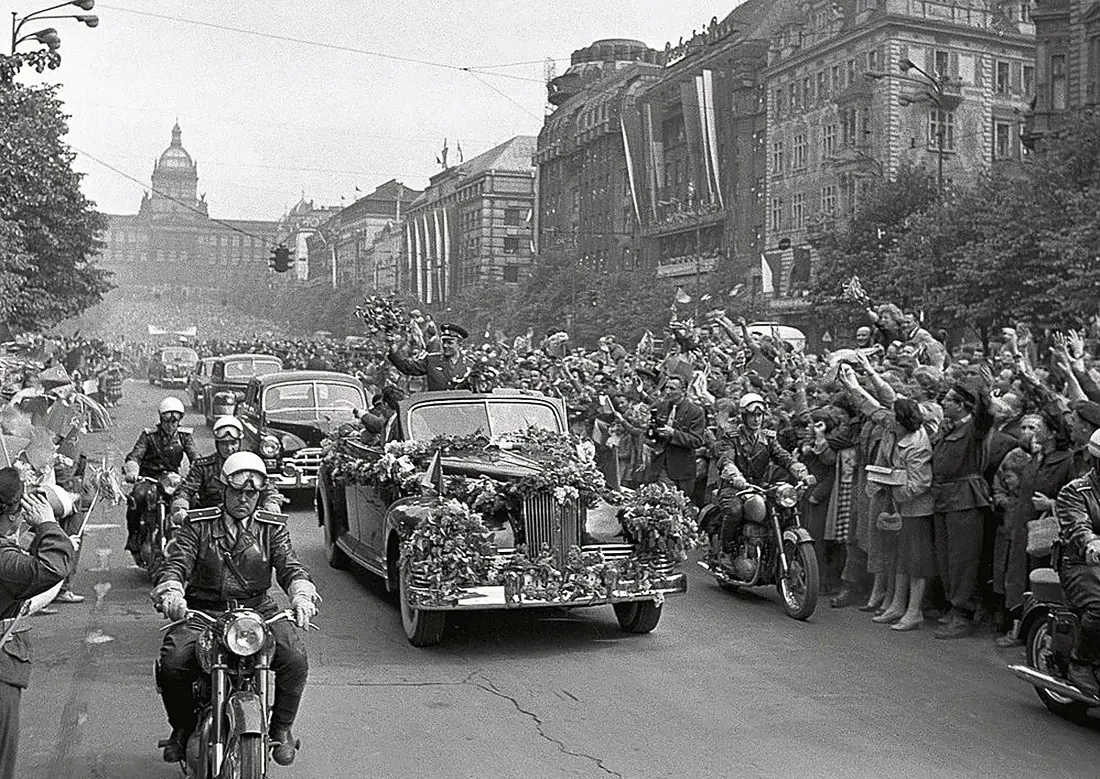 Кортеж Гагарина на Вацлавской площади. Прага, 28 апреля 1961 года.