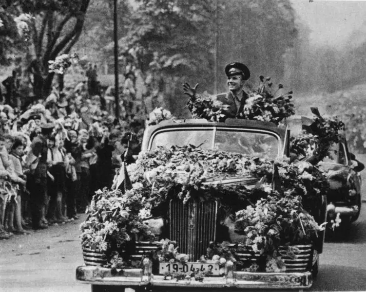 Юрий Гагарин в открытой машине приветствует пражан. 28 апреля 1961 года.