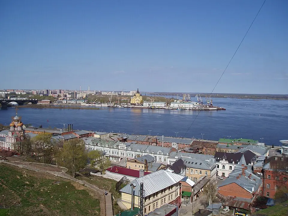 Strelka — soutok Oky a Volhy v Nižním Novgorodu