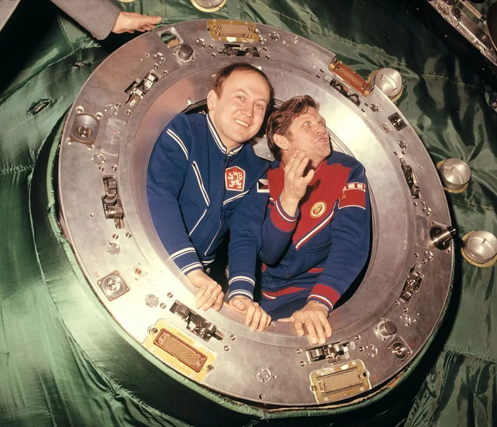 Ремек и Губарев на борту — переходной люк «Салюта-6», март 1978