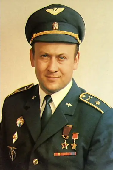 Владимир Ремек в военной форме с наградами, 1978