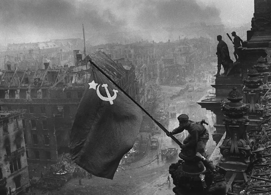 Vztyčení praporu Vítězství nad Říšským sněmem, 2. května 1945