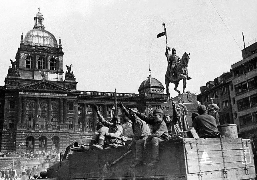 Советские солдаты у здания парламента Праги, май 1945