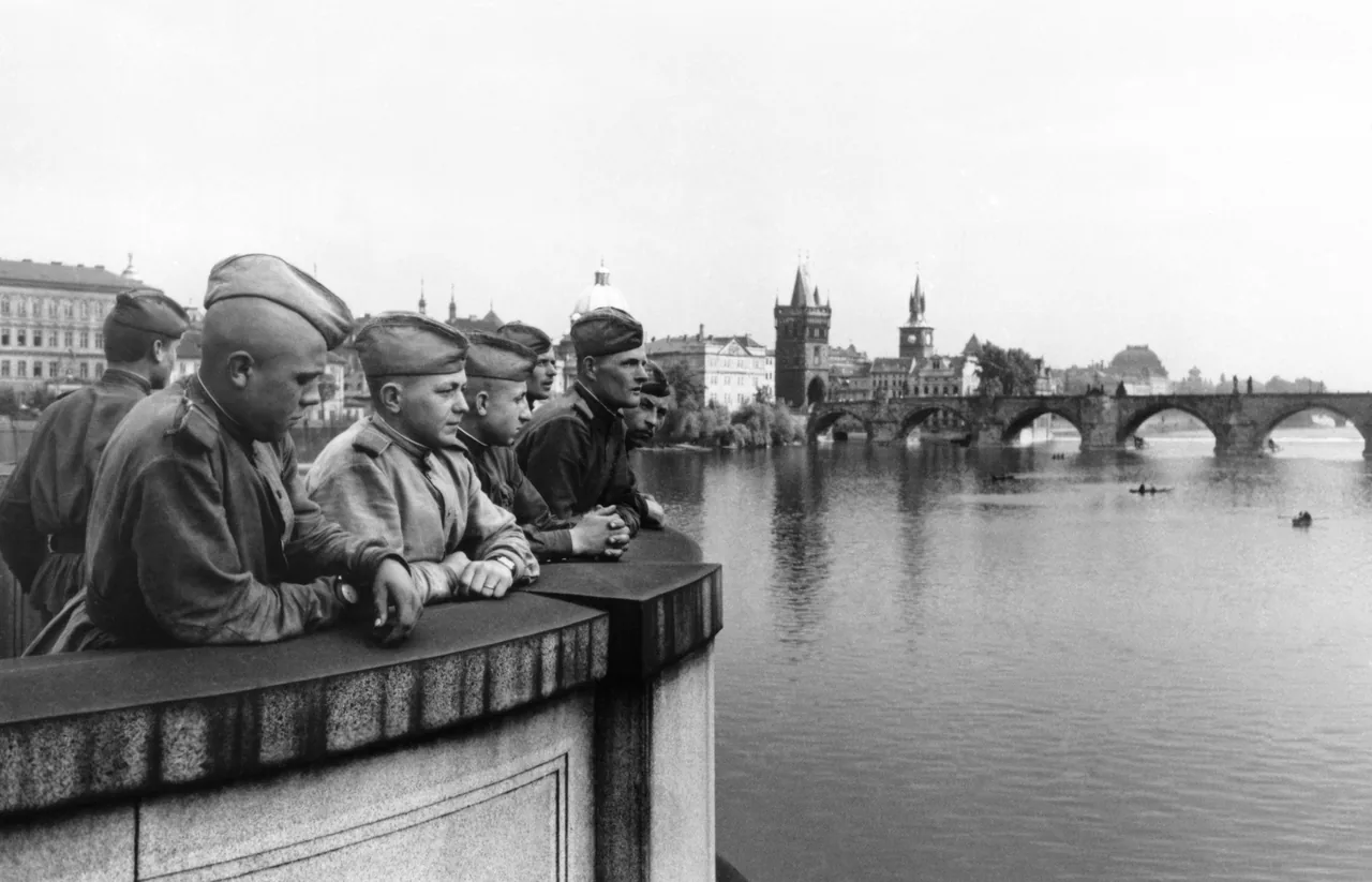 Rudoarmějci na mostě přes Vltavu v osvobozené Praze, květen 1945 (foto G. Chomzor, TASS)