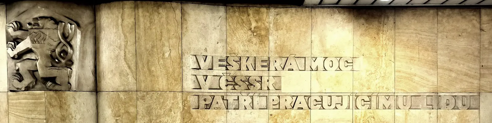 Чешский лев и надпись на стене вестибюля станции Hradčanská