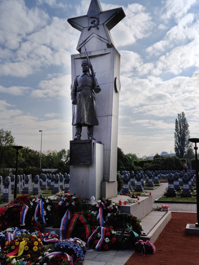Возложение цветов на Ольшанском кладбище