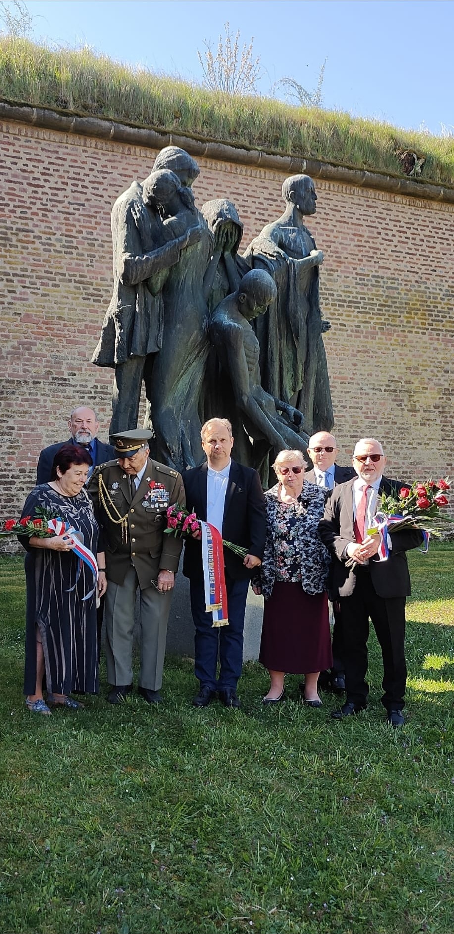 Игорь Гиренко с делегацией Русского дома у мемориала
