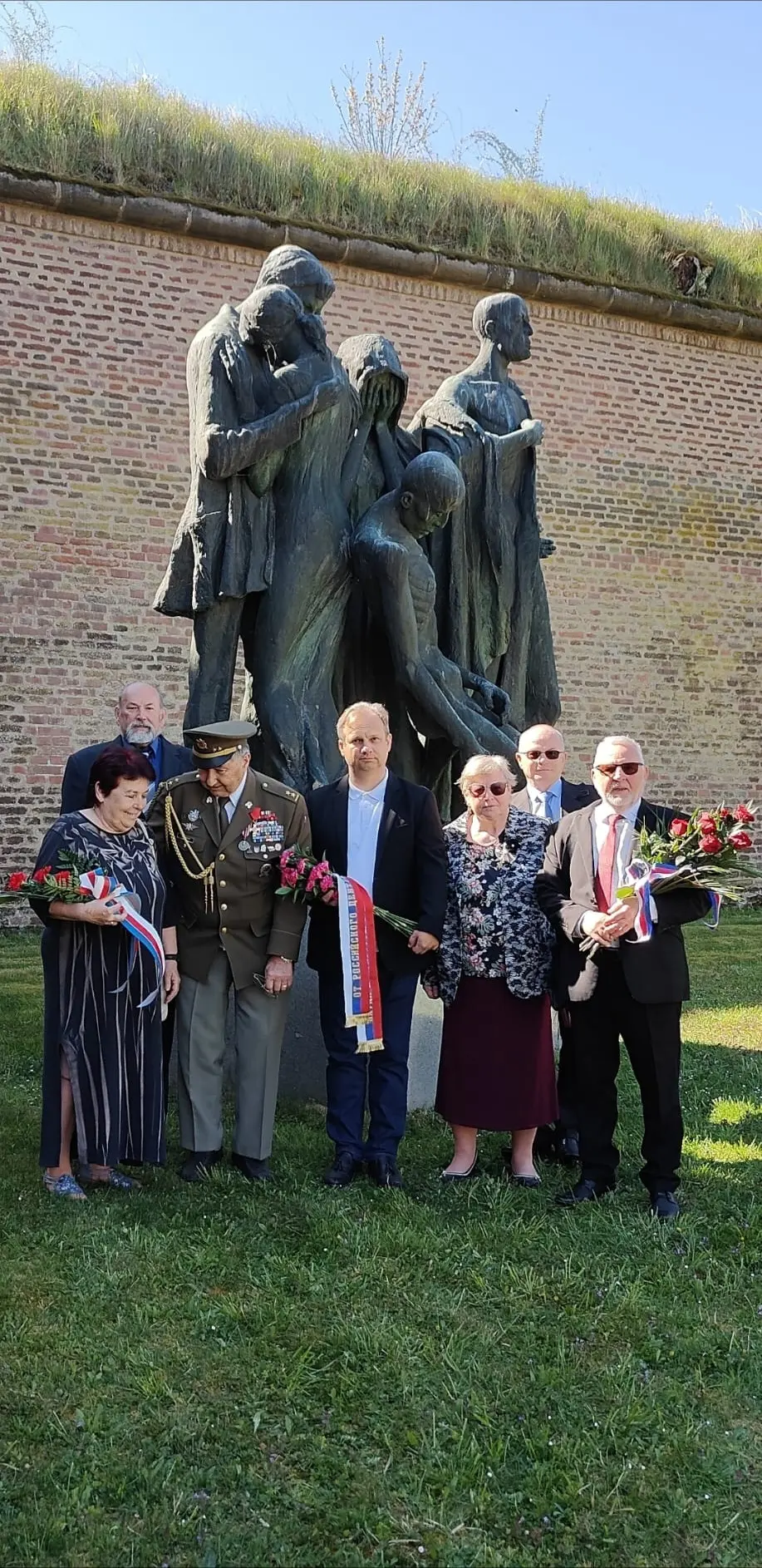 Игорь Гиренко с делегацией Русского дома у мемориала