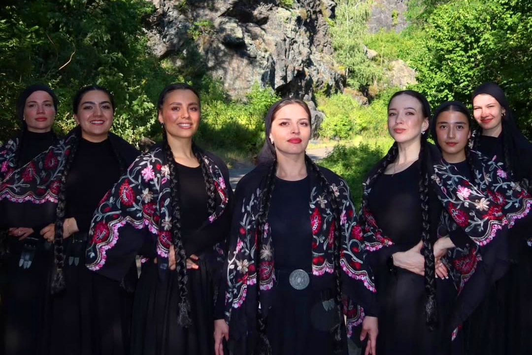 Танцевальный ансамбль «Кавказ» в национальных костюмах