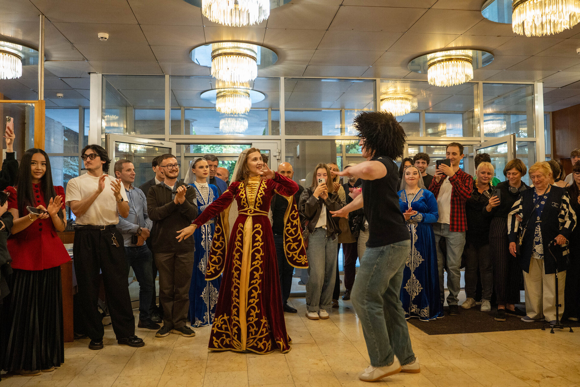 Танцы в фойе после концерта