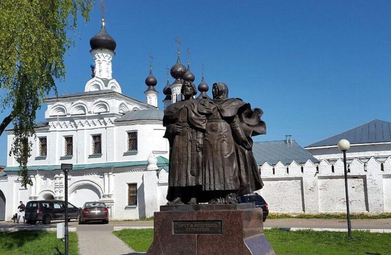 Памятник Петру и Февронии в Муроме