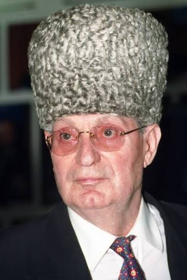 Machmud Esambajev v proslulé karakulové papaše