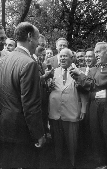 Советская делегация в пражском саду