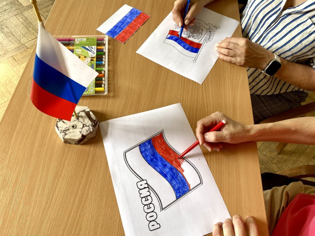 Раскрашиваем российский флаг