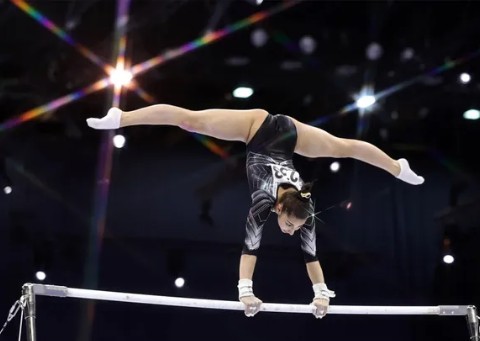 Российская гимнастка на разновысоких брусьях на чемпионате Европы — 2026