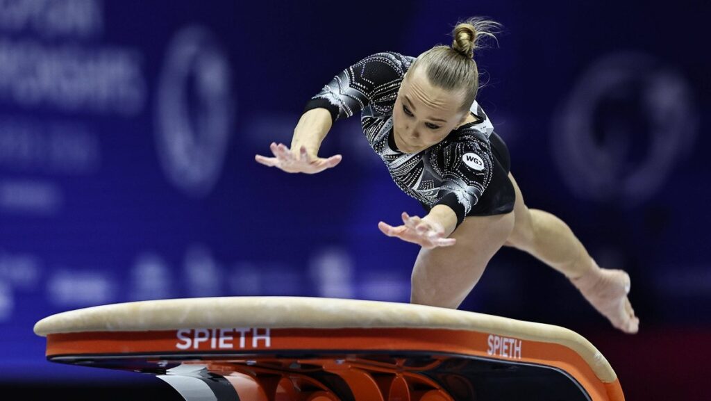 Ангелина Мельникова выполняет опорный прыжок на чемпионате Европы — 2026 в Загребе