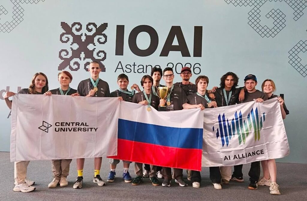 Сборная России с флагом и медалями на олимпиаде IOAI 2026 в Астане