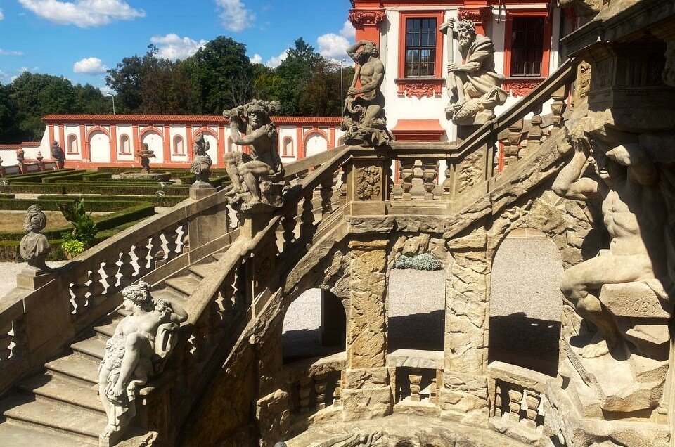 Sochy bratří Heermannů na zahradním schodišti Trojského zámku