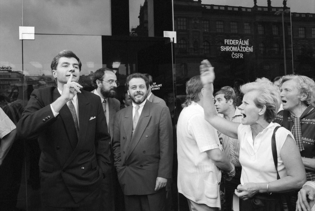Юлиан Семёнов у здания Федерального собрания ЧСФР, Прага, май 1990 года