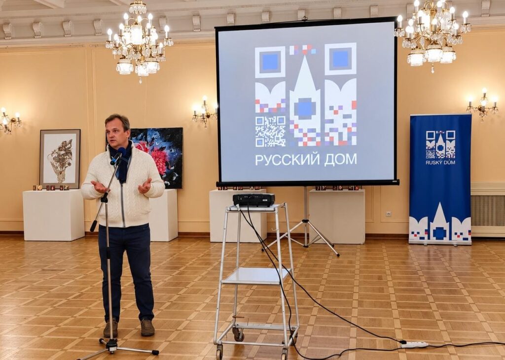 Руководитель Русского дома в Праге Игорь Гиренко открывает вернисаж Марии Рязанцевой, 23 октября 2026